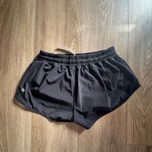 lululemon athletica Women's Black low rise Hotty Hot Shorts size 6